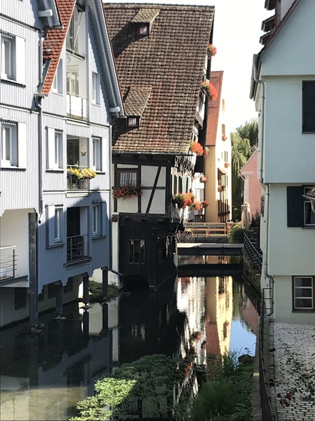 kleiner Bachlauf zwischen den Häusern in Ulm