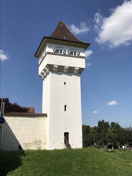 Weißer Turm der Stadtmauer in Leipheim