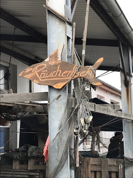 Stand mit Räucherfisch auf dem Rügenmarkt