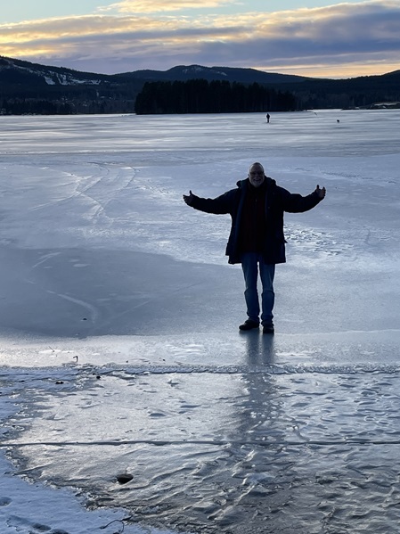 Mann steht auf dem zugefrorenen Siljansee
