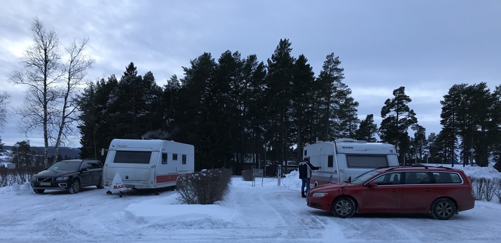 Zwei Wohnwagengespanne am Abend in Schweden
