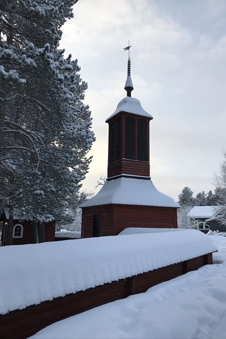 Glockenturm der alten Kirche in Jokkmokk