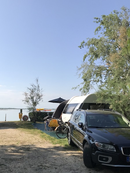 Stellplatz auf dem Camping Capalonga mit Blick auf die Lagune