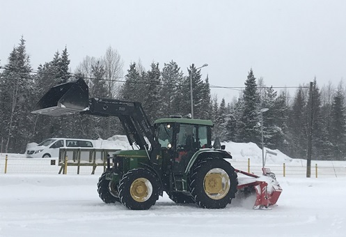 Traktor beim Schneeräumen