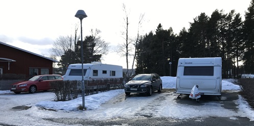Stellplatz auf dem Östersunds-Camping im Winter