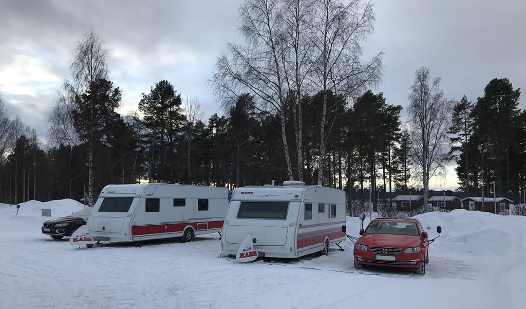 Winterlicher Stellplatz auf dem Storumans Camping