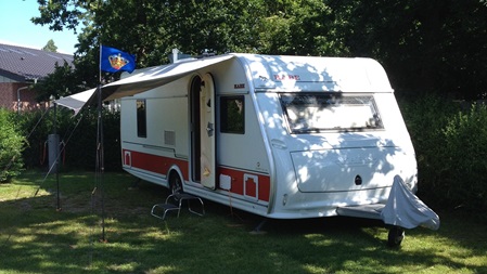 Wohnwagen auf einem schattigen Stellplatz