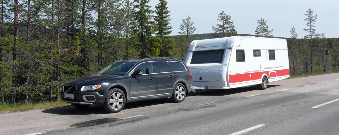Wohnwagengespann auf der Landstraße