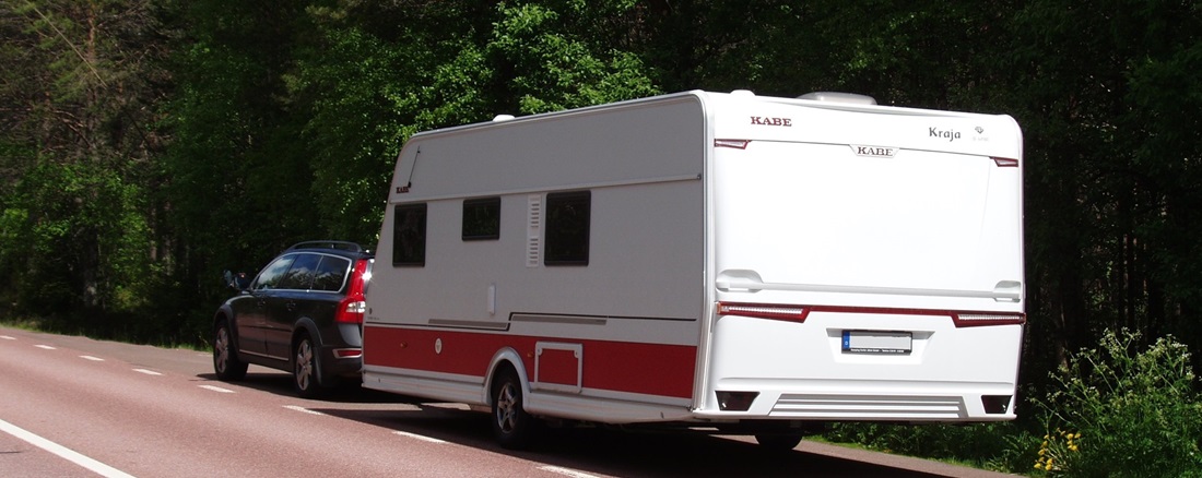 Wohnwagengespann auf dem Parkstreifen