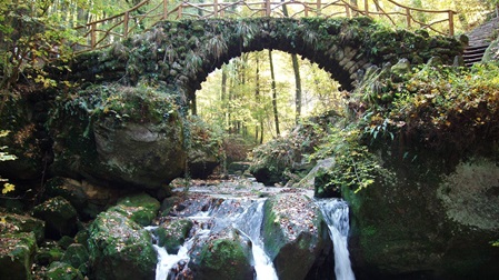 Steinbrücke mit Wasserfall