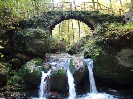 Steinbrücke mit Wasserfall