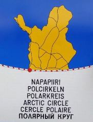 Polarkreisschild in Finnland